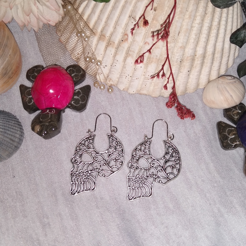 NWT SIVLVER TONE FILIGREE  SKULL EARRINGS